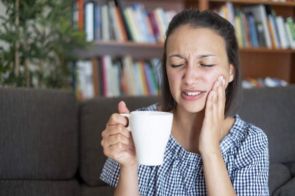 Woman portrait feeling tooth pain at home|Woman portrait feeling tooth pain at home|Woman portrait feeling tooth pain at home